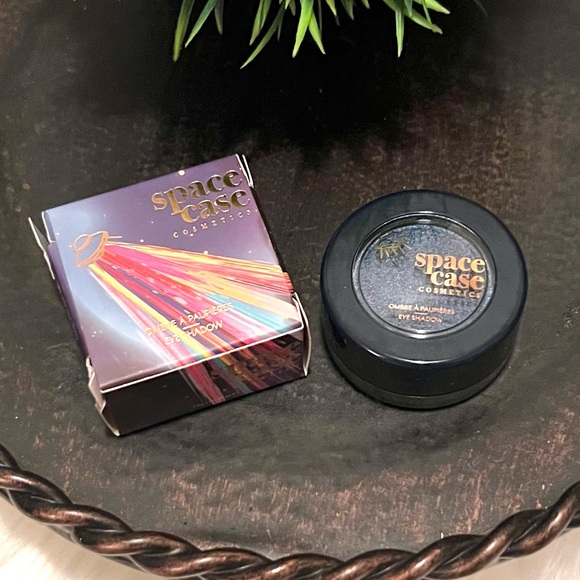 Space Case Eyeshadow NEW - Picture 6 of 6